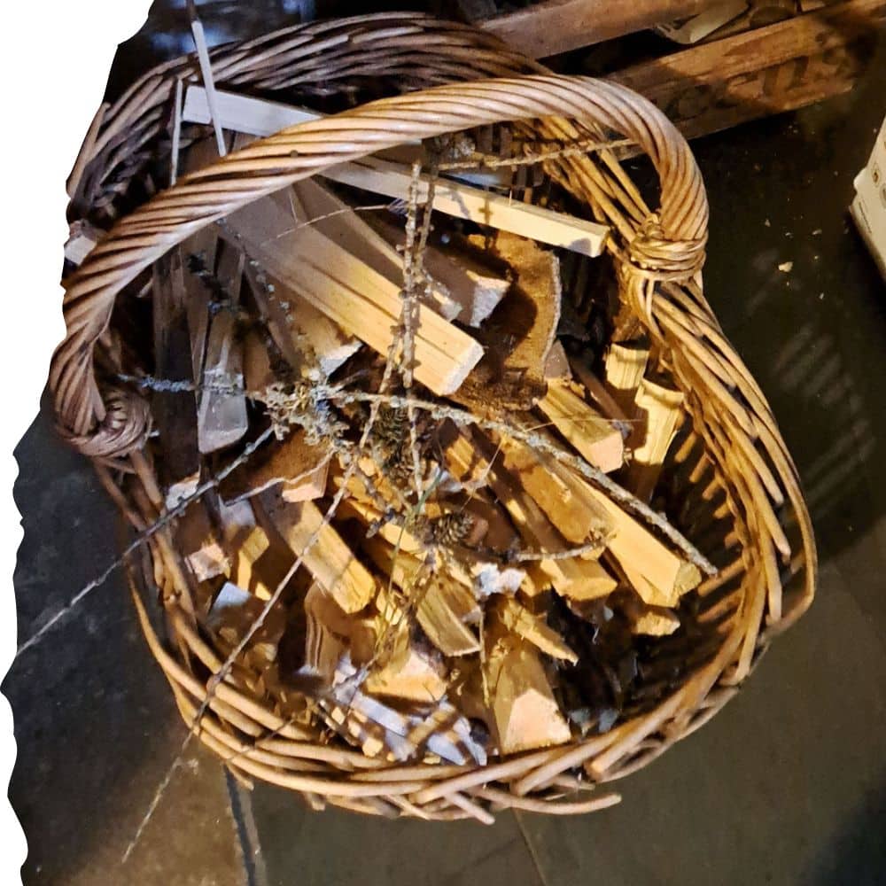 Korb mit Anfeuerholz