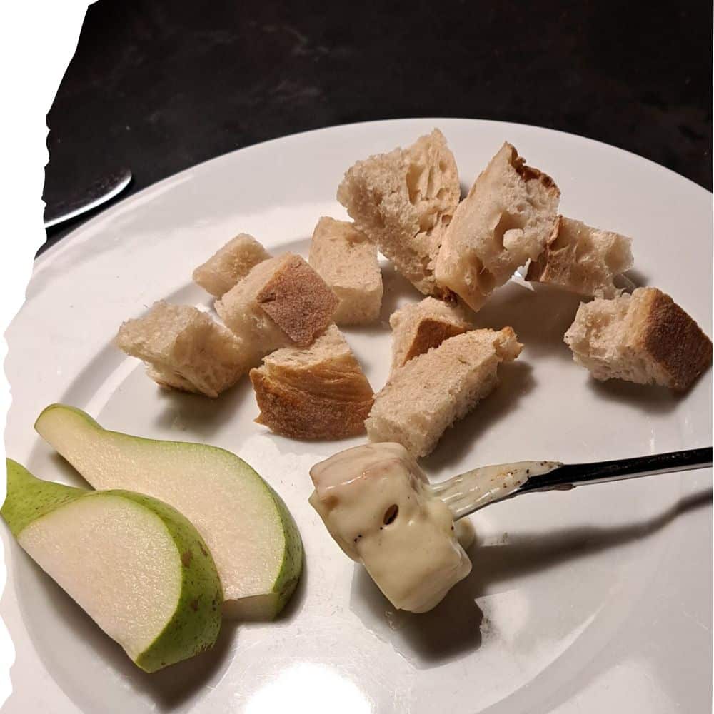 Teller mit Fondue, Birne und Brot
