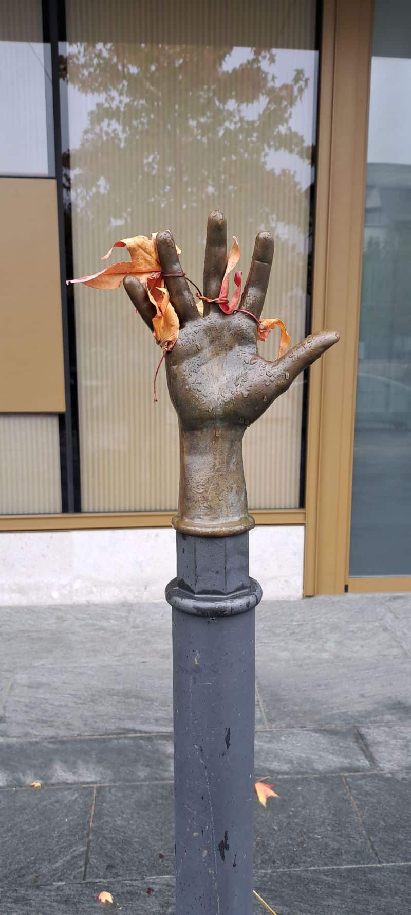 Handskulptur, die Herbstblätter eingefangen hat